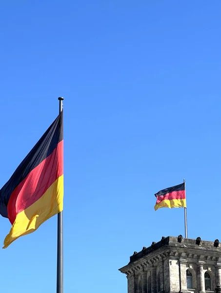 Två Tyska Flaggor Riksdagens Tak — Stockfoto