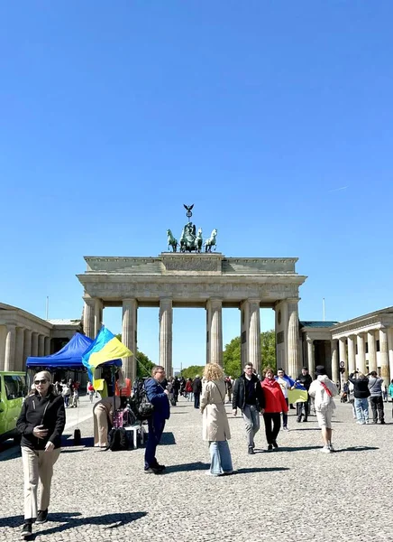 Berlin Germany May 2023 People Ukrainian Flag Brandenburg Gate — Stock Photo, Image