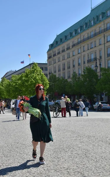 Berlin Germany Maja 2023 Kobieta Sukience Spaceruje Bukietem Kwiatów Wzdłuż — Zdjęcie stockowe