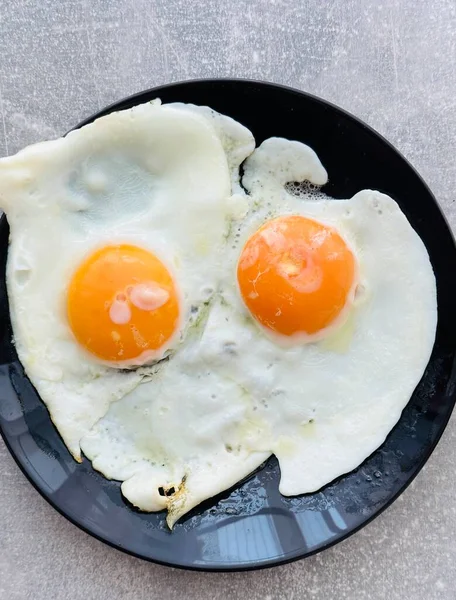 Äggröra Från Hönsägg Svart Tallrik Ett Grått Bord — Stockfoto