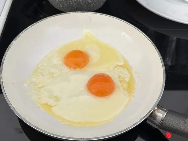 Два Яйца Жарятся Сковороде — стоковое фото