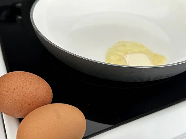 Два Куриных Яйца Возле Сковороды Маслом — стоковое фото
