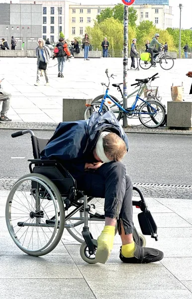 Berlin Almanya Mayıs 2023 Kafası Bandajlı Bir Adam Tekerlekli Sandalyede — Stok fotoğraf