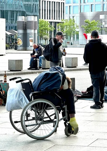 Berlin Germany Maj 2023 Człowiek Zabandażowaną Głową Siedzi Wózku Inwalidzkim — Zdjęcie stockowe