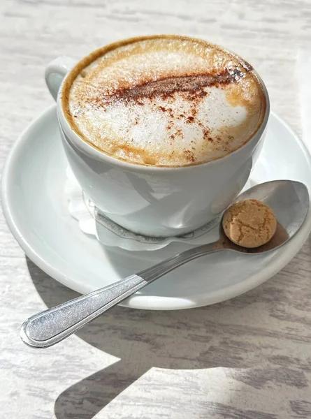 Eine Tasse Cappuccino Mit Schaum Und Kakaopulver Und Ein Kleiner — Stockfoto