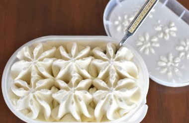 Plastik bir kutuda dondurma, yakın plan.