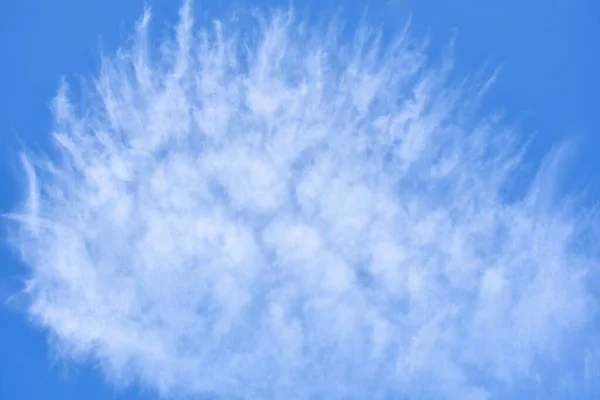 Голубое Небо Красивыми Белыми Облаками — стоковое фото