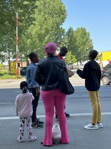 ベルリンドイツ2023年6月アフリカ系の家族がバス停でバスを待っています — ストック写真