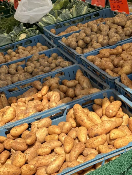 Verse Aardappelen Kratten Toonbank Van Een Buitenmarkt — Stockfoto