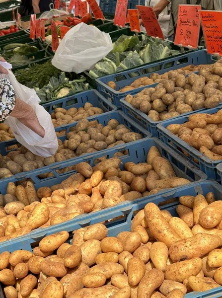 Verse Aardappelen Kratten Toonbank Van Een Buitenmarkt — Stockfoto