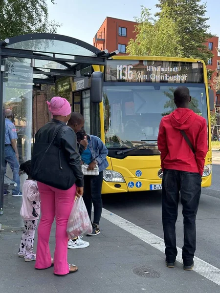Berlin Germany Czerwiec 2023 Afrykańska Rodzina Przystanku Autobusowym Czeka Autobus — Zdjęcie stockowe