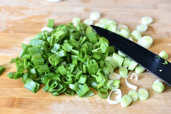 Cuchillo Negro Cebolla Verde Picada Una Tabla Madera —  Fotos de Stock