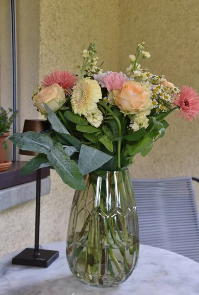 Букет Цветов Стеклянной Вазе Балконе — стоковое фото