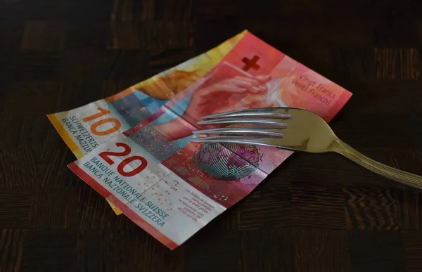 Szwajcarskie Banknoty Franków Widelec Drewnianym Stole — Zdjęcie stockowe