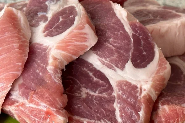 新鮮な豚の首肉のクローズアップ — ストック写真