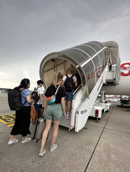 Zurich Switzerland June 2023 Passengers Queuing Board Plane — Stock Photo, Image