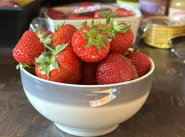 Reife Große Erdbeeren Einer Tasse Auf Einem Holztisch — Stockfoto