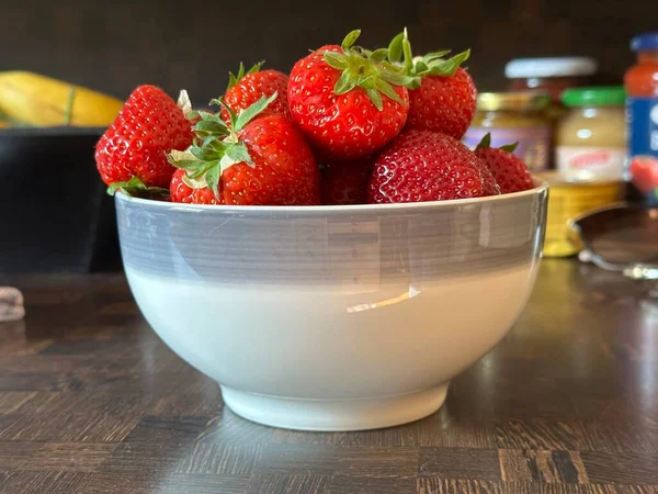 成熟的大草莓 放在木制桌子上的杯子里 — 图库照片