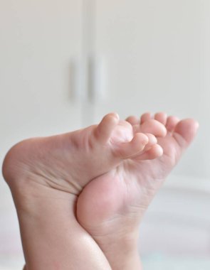  Küçük bir çocuğun çıplak ayakları.