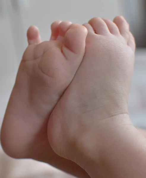 Die Nackten Füße Eines Kleinen Kindes Aus Nächster Nähe — Stockfoto