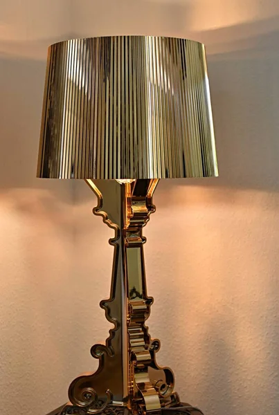 Золотая Настольная Лампа Углу Комнаты — стоковое фото