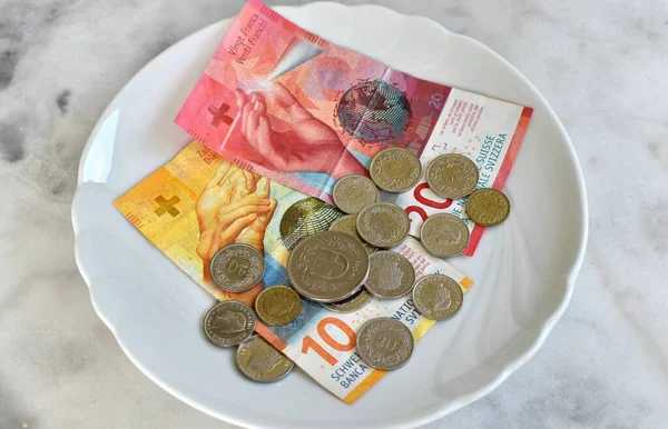 Papírové Bankovky Švýcarských Franků Kovových Mincí Bílém Talíři Stock Obrázky