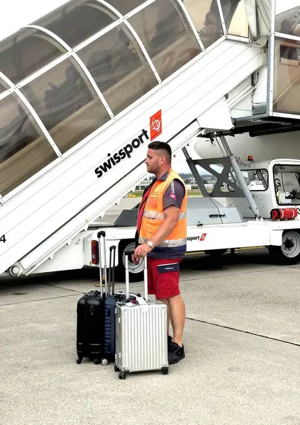 Zurich Switzerland June Airport Worker Stands Suitcases Plane Gangway — Stock Photo, Image