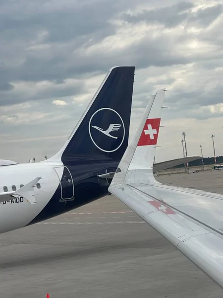 Berlin Deutschland Juni 2023 Zwei Flügel Der Lufthansa Und Schweizer — Stockfoto