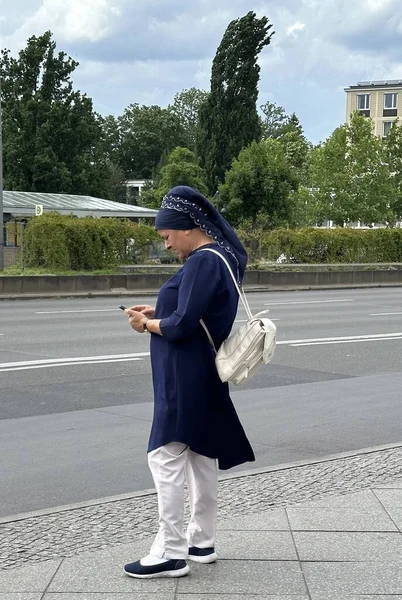 Berlin Almanya 2023 Türbanlı Bir Kadın Otobüs Durağında Duruyor Elinde — Stok fotoğraf
