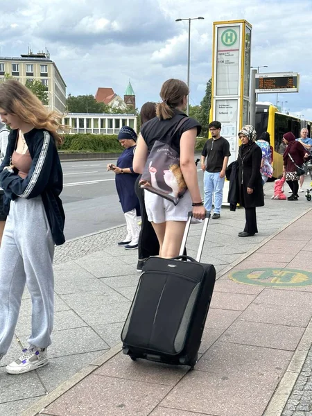 ベルリンドイツ06 2023 バス停留所でスーツケースと乗客を持つ少女 Rathaus Spandau — ストック写真