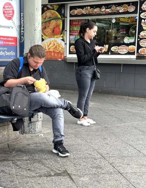 Berlin Almanya 2023 Bir Adam Otobüs Durağında Oturur Fast Food — Stok fotoğraf
