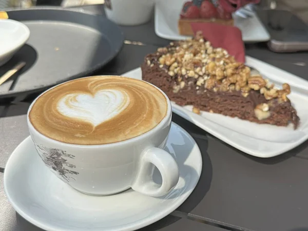 Cappuccino Mit Herzschaum Und Kuchen Mit Nüssen — Stockfoto