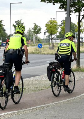 Berlin Almanya 07.05.2023, Spandau bölgesinde bisikletli bir polis devriyesi.