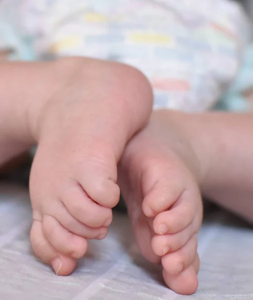 Baby Windel Zusammengefaltete Beine — Stockfoto