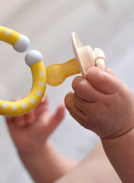 Speelgoed Speen Hand Van Baby — Stockfoto