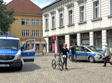 Berlin Almanya 07.10.2023, eski Spandau ilçesinin sokaklarında polis ve polis memurları bekliyor.