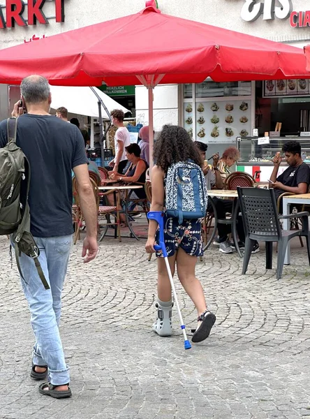 Berlin Germany 2023 Dziewczyna Kulami Ortezą Nodze Idzie Ulicą — Zdjęcie stockowe