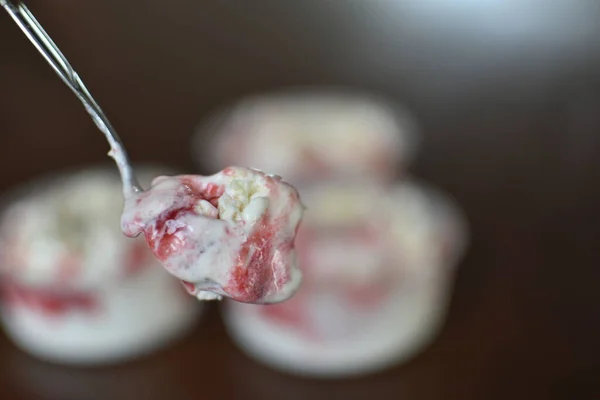 Мороженое Клубникой Ложке — стоковое фото