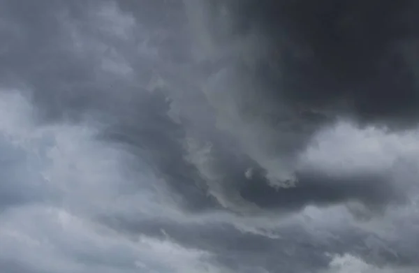 空の灰色の嵐雲 — ストック写真