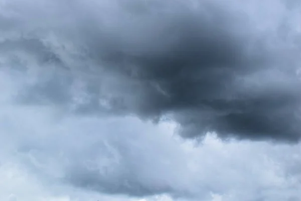Серые Грозовые Тучи Небе — стоковое фото