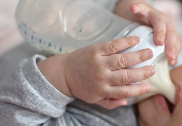 Baby Trinkt Milch Aus Der Flasche — Stockfoto