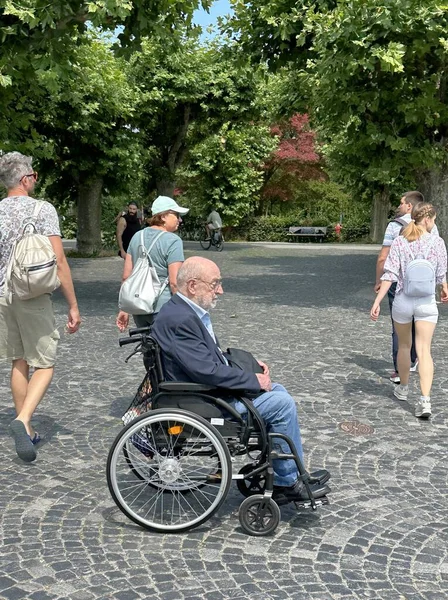 Costanza Germania 2023 Anziano Seduto Una Sedia Rotelle Passanti — Foto Stock