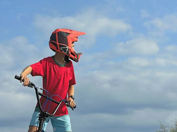 Arka Planda Mavi Gökyüzünde Beymix Bisikleti Olan Kasklı Çocuk — Stok fotoğraf