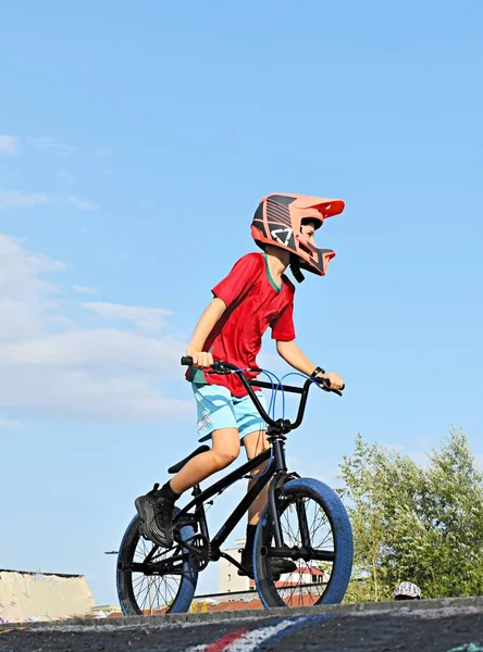 Arka Planda Mavi Gökyüzünde Beymix Bisikleti Olan Kasklı Çocuk — Stok fotoğraf
