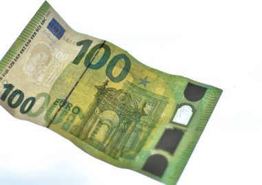 Beyaz zemin üzerinde 100 euro banknot izole
