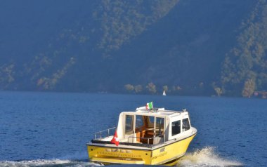 Lugano Swito 10.20.2021, Lugano Gölü 'ndeki taksi botu.