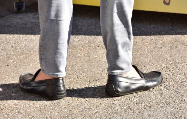 Siyah deri mokasen giyen bir adam