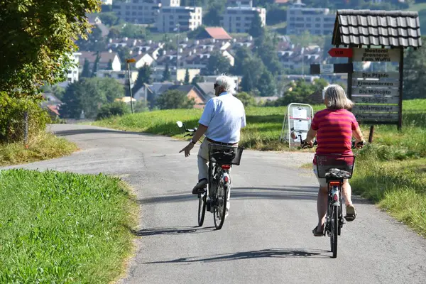 Tél Svájc 2023 Augusztus Idős Emberek Bicikliznek Mentén Egy Dombon — Stock Fotó