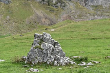 Dağların eteğindeki taş bloklar