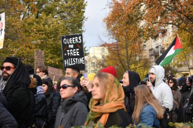 Berlin Almanya 11.2023, Kreuzberg 'de Filistin yanlısı gösteri